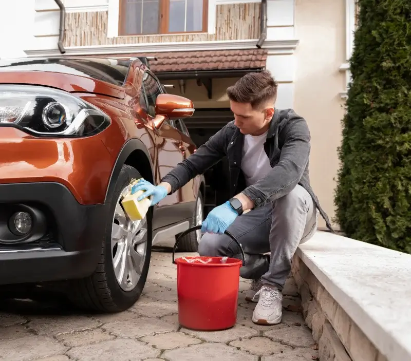 Lavage auto à domicile Plouyé : professionnel intervenant sur un véhicule
